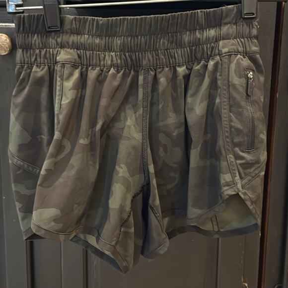 LULULEMON Tracker 4" Short 4 Incognito Camo Gator Green - Picture 5 of 10